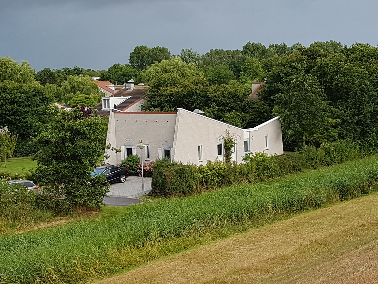 Huis gezien vanaf de dijk